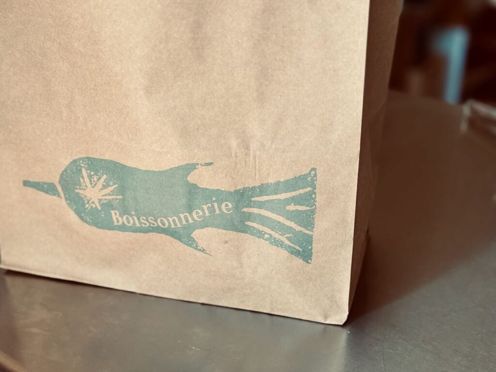 La Boissonnerie est un café sandwicherie dans les Goudes à Marseille. Les Pan Bagnats et les glaces polos sont les best seller. (DA)