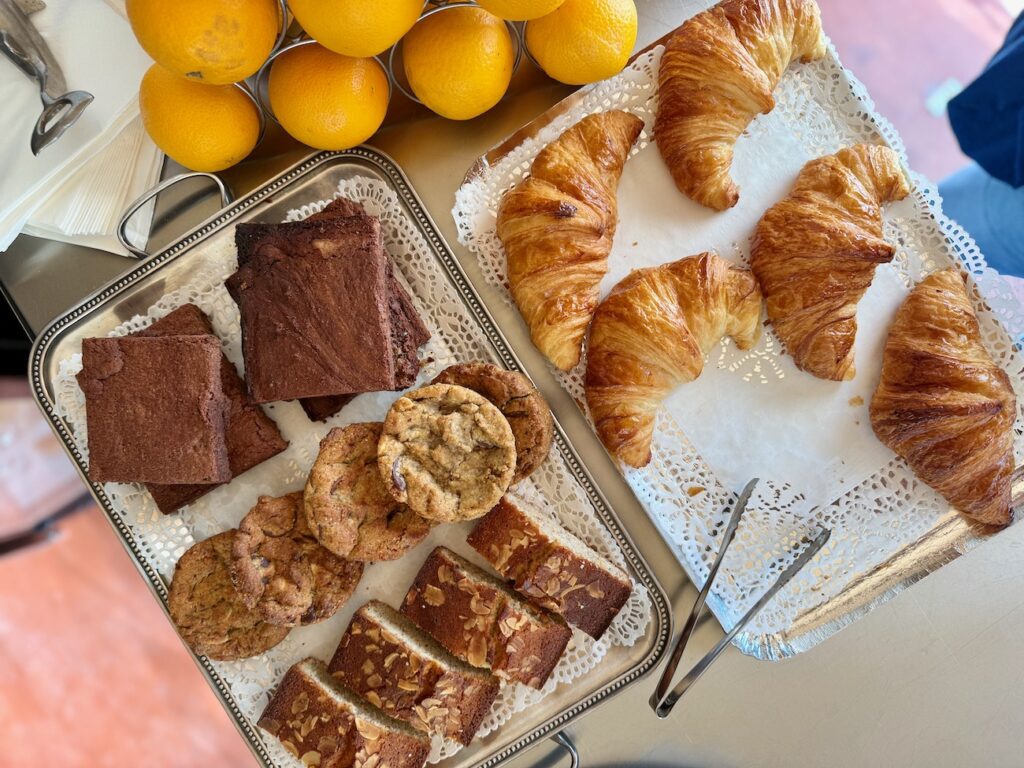 La Boissonnerie est un café sandwicherie dans les Goudes à Marseille. Les Pan Bagnats et les glaces polos sont les best seller. (desserts)