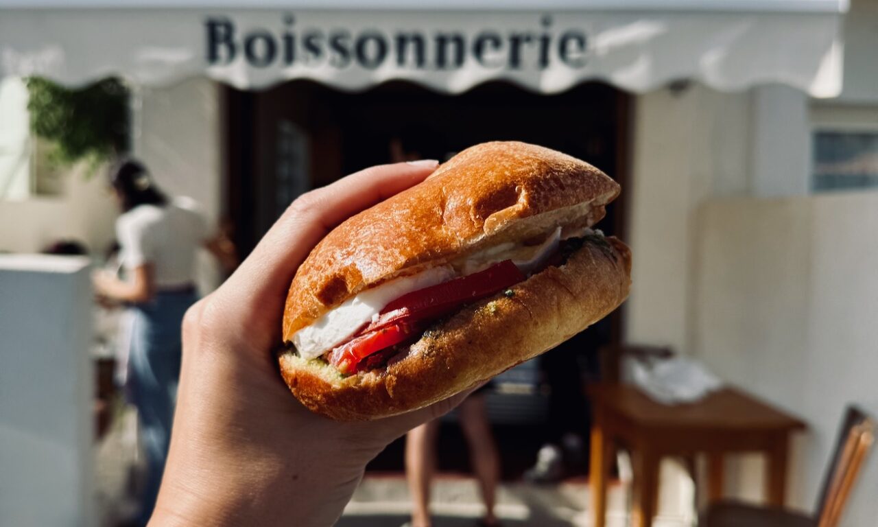 La Boissonnerie est un café sandwicherie dans les Goudes à Marseille. Les Pan Bagnats et les glaces polos sont les best seller. (sandwich)