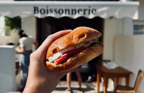La Boissonnerie est un café sandwicherie dans les Goudes à Marseille. Les Pan Bagnats et les glaces polos sont les best seller. (sandwich)