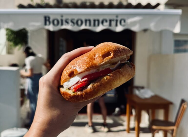 La Boissonnerie est un café sandwicherie dans les Goudes à Marseille. Les Pan Bagnats et les glaces polos sont les best seller. (sandwich)
