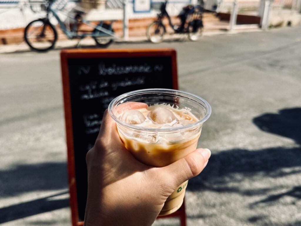 La Boissonnerie est un café sandwicherie dans les Goudes à Marseille. Les Pan Bagnats et les glaces polos sont les best seller. (icid Coffee)