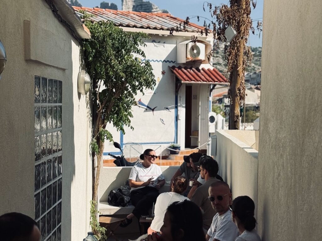 La Boissonnerie est un café sandwicherie dans les Goudes à Marseille. Les Pan Bagnats et les glaces polos sont les best seller. (terrasse)