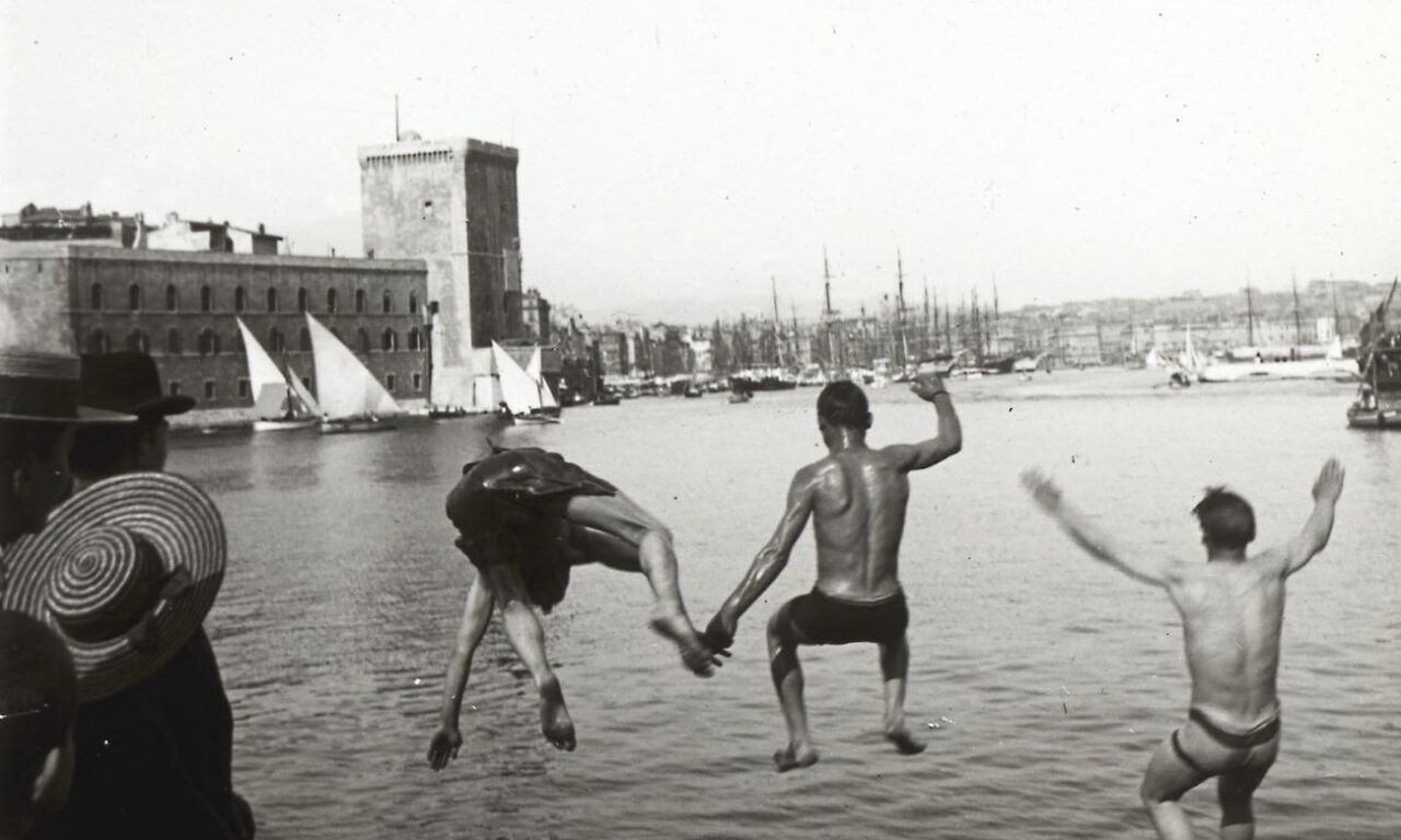 "Le Grand Bain" est une exposition au Château Borély à Marseille retraçant l'évolution des maillots de bain de 1940 à 2000, avec des pièces uniques et des photographies historiques