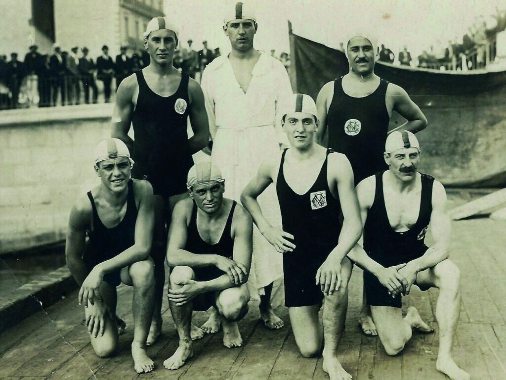 "Le Grand Bain" est une exposition au Château Borély à Marseille retraçant l'évolution des maillots de bain de 1940 à 2000, avec des pièces uniques et des photographies historiques