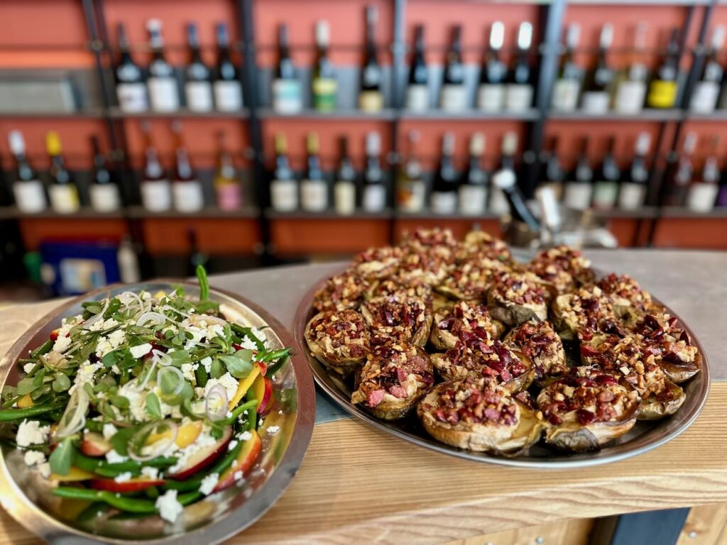 Les Rigoles est un bar à vins situé sur le boulevard Longchamp à Marseille qui propose des vins engagés et une cuisine inspirée. (aubergine)