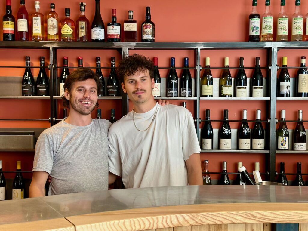 Les Rigoles est un bar à vins situé sur le boulevard Longchamp à Marseille qui propose des vins engagés et une cuisine inspirée. (Franck et Antoine)