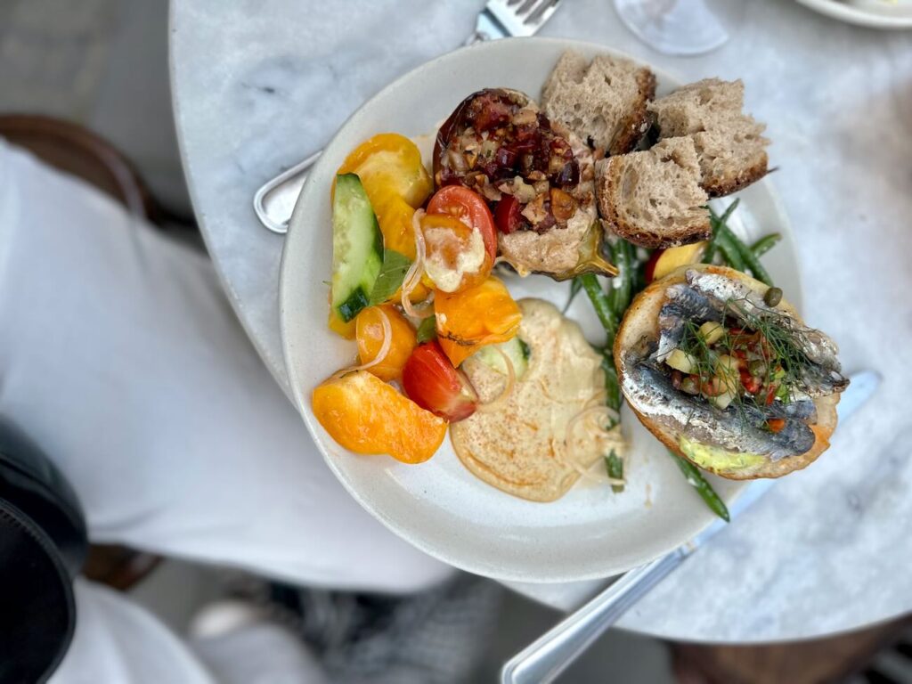 Les Rigoles est un bar à vins situé sur le boulevard Longchamp à Marseille qui propose des vins engagés et une cuisine inspirée. (assiette)