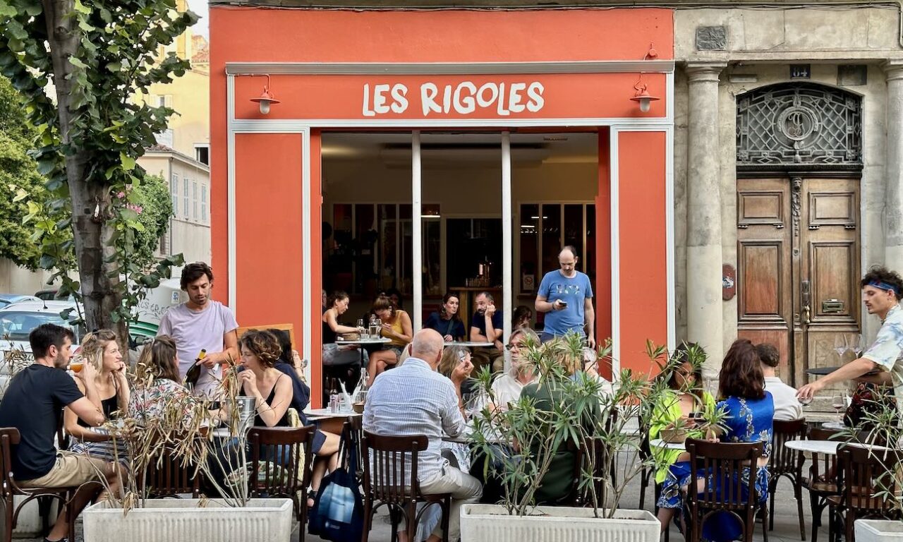 Les Rigoles est un bar à vins situé sur le boulevard Longchamp à Marseille qui propose des vins engagés et une cuisine inspirée. (façade)