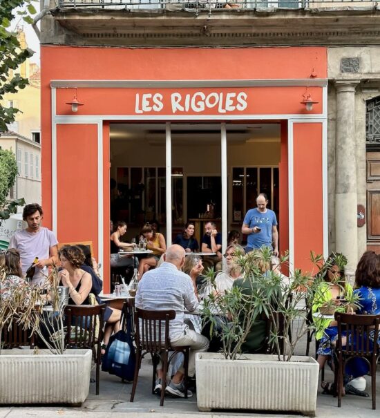 Les Rigoles est un bar à vins situé sur le boulevard Longchamp à Marseille qui propose des vins engagés et une cuisine inspirée. (façade)