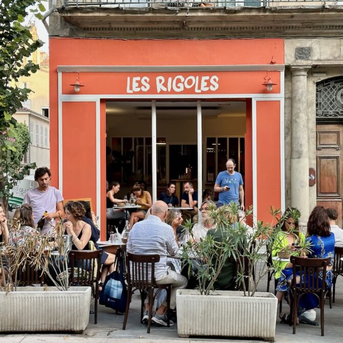 Les Rigoles est un bar à vins situé sur le boulevard Longchamp à Marseille qui propose des vins engagés et une cuisine inspirée. (façade)