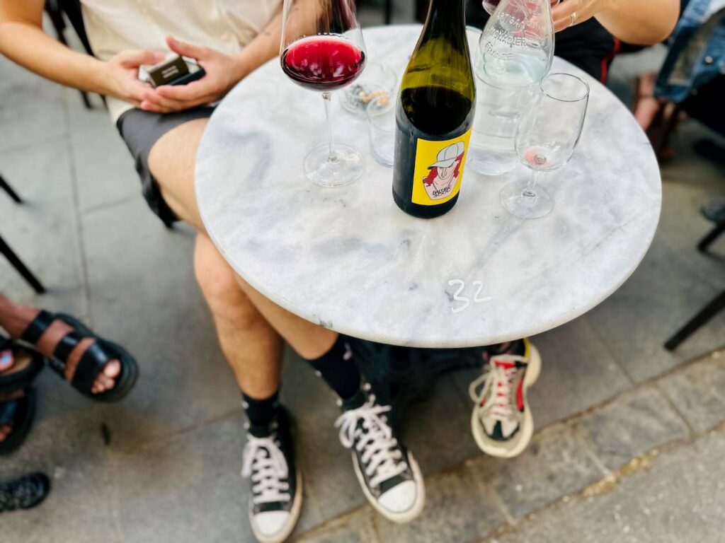 Les Rigoles est un bar à vins situé sur le boulevard Longchamp à Marseille qui propose des vins engagés et une cuisine inspirée. (bouteille)