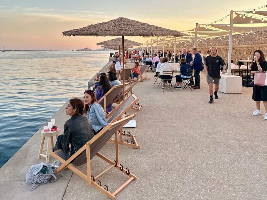 Les apéros de la digue sont des apéritifs organisés à la tombée de la nuit sur la digue du large en face de Marseille. (la digue)