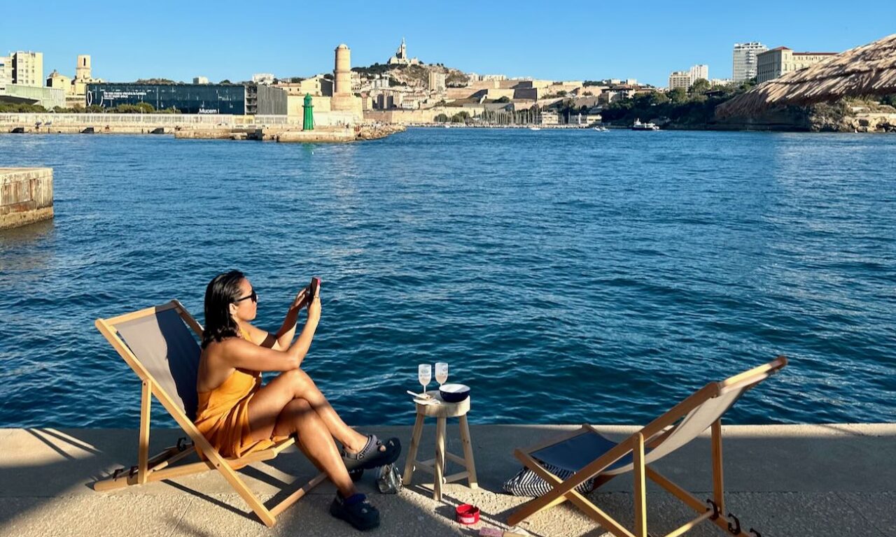 Les apéros de la digue sont des apéritifs organisés à la tombée de la nuit sur la digue du large en face de Marseille. (photo)