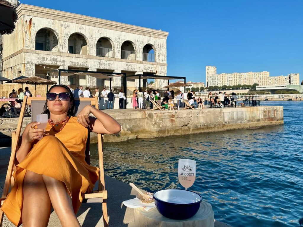 Les apéros de la digue sont des apéritifs organisés à la tombée de la nuit sur la digue du large en face de Marseille. (transat)