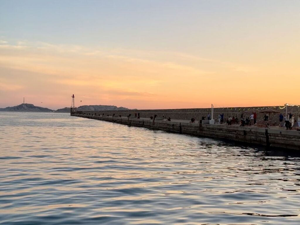 Les apéros de la digue sont des apéritifs organisés à la tombée de la nuit sur la digue du large en face de Marseille. (Sunset)