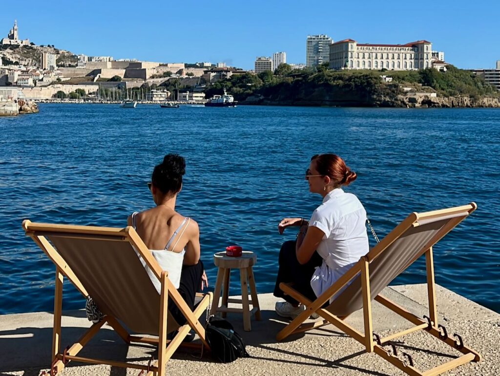 Les apéros de la digue sont des apéritifs organisés à la tombée de la nuit sur la digue du large en face de Marseille. (apéros)