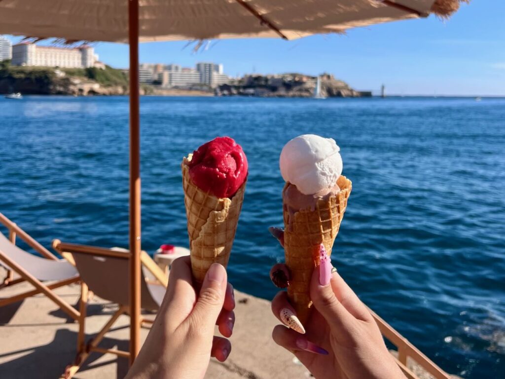 Les apéros de la digue sont des apéritifs organisés à la tombée de la nuit sur la digue du large en face de Marseille. (glaces)