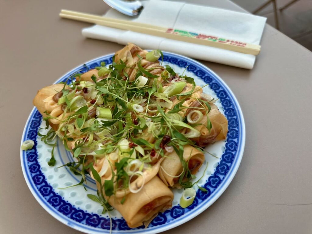 Mēo Midnight est un restaurant asiatique situé en haut de la rue d’Aubagne qui propose une cuisine contemporaine qui fait la part belle aux produits locaux. (rouleaux de printemps)