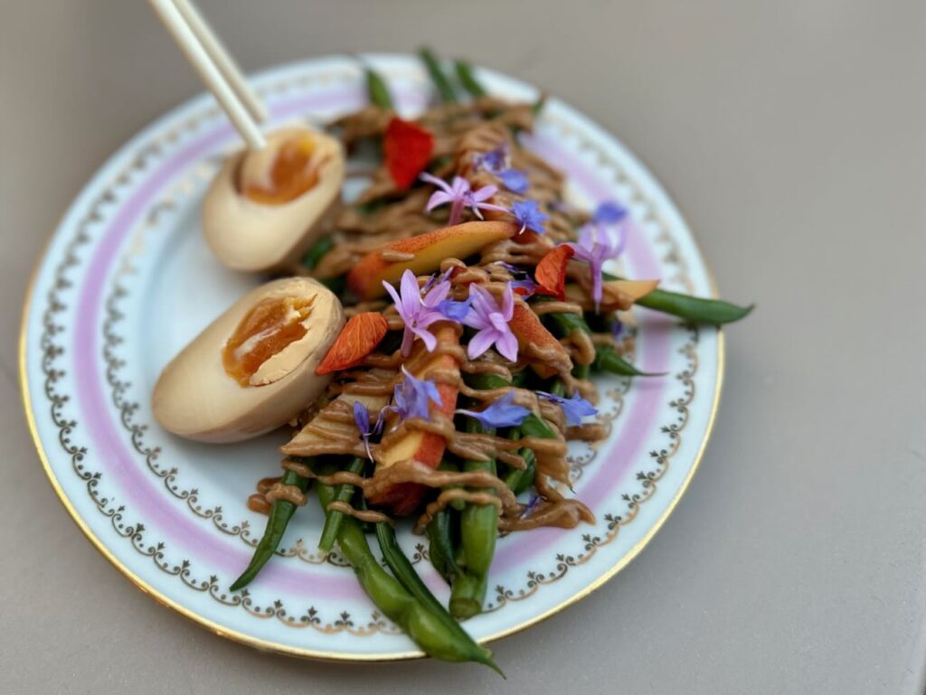 Mēo Midnight est un restaurant asiatique situé en haut de la rue d’Aubagne qui propose une cuisine contemporaine qui fait la part belle aux produits locaux. (haricots)