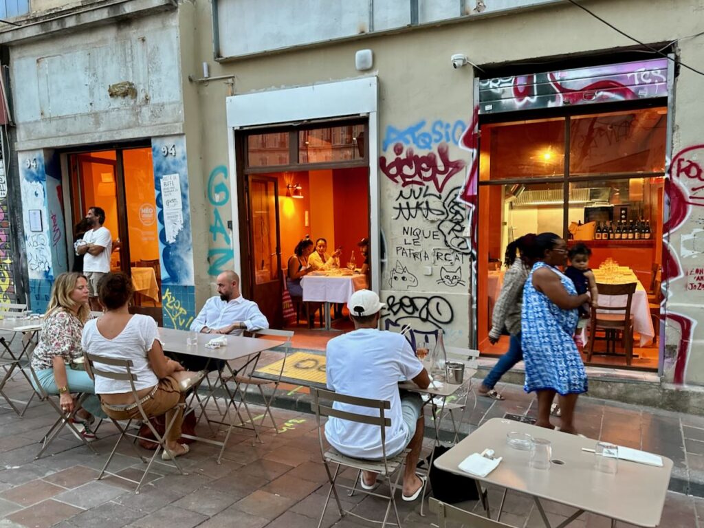 Mēo Midnight est un restaurant asiatique situé en haut de la rue d’Aubagne qui propose une cuisine contemporaine qui fait la part belle aux produits locaux. (terrasse)