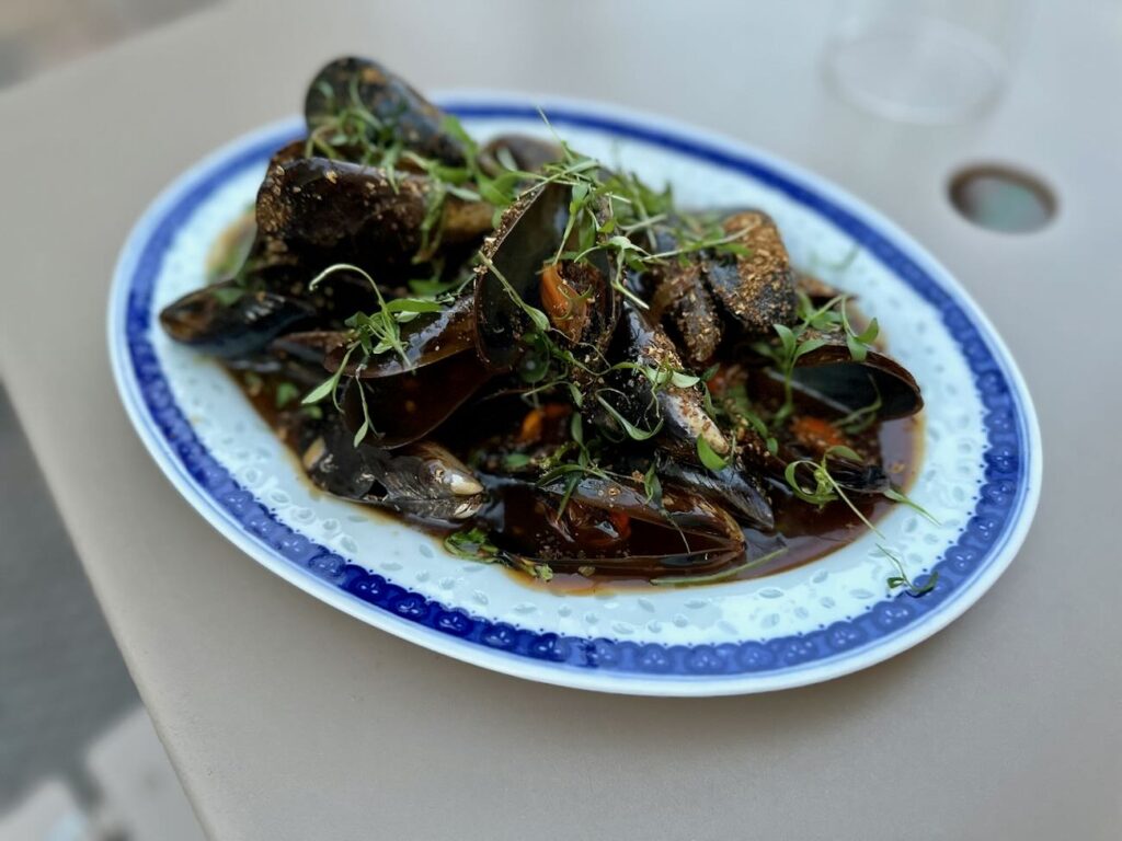 Mēo Midnight est un restaurant asiatique situé en haut de la rue d’Aubagne qui propose une cuisine contemporaine qui fait la part belle aux produits locaux. (moules sautées)