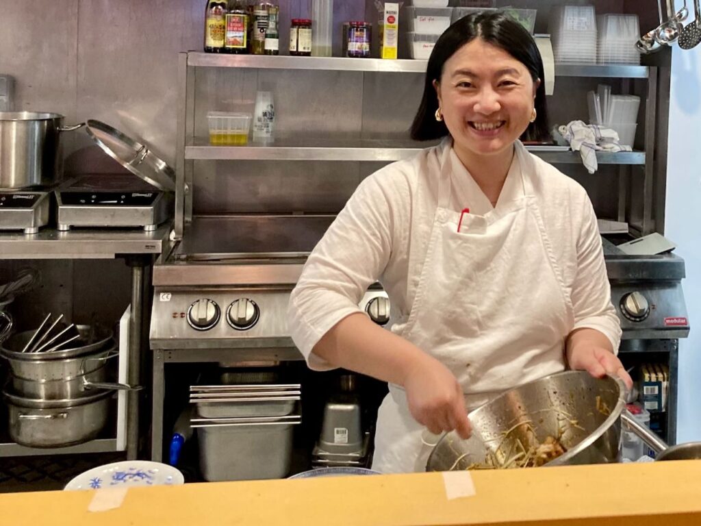 Mēo Midnight est un restaurant asiatique situé en haut de la rue d’Aubagne qui propose une cuisine contemporaine qui fait la part belle aux produits locaux. ( Shan Jiang)