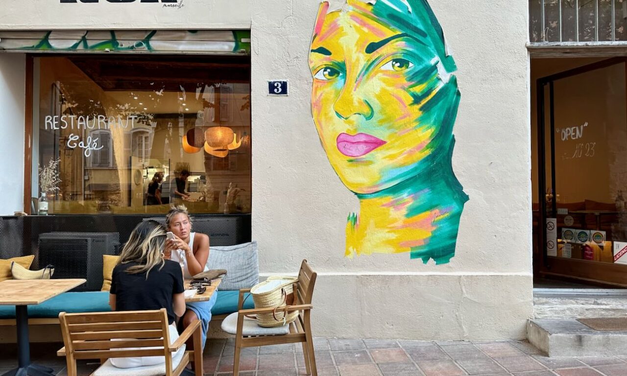 Nua est un restaurant, bar à cocktail et bar à taps dans le quartier du Panier à Marseille. Sa grande terrasse, place de Lorette, est particulièrement appréciée durant les chaudes soirées d'été. (façade)