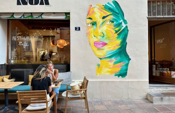 Nua est un restaurant, bar à cocktail et bar à taps dans le quartier du Panier à Marseille. Sa grande terrasse, place de Lorette, est particulièrement appréciée durant les chaudes soirées d'été. (façade)
