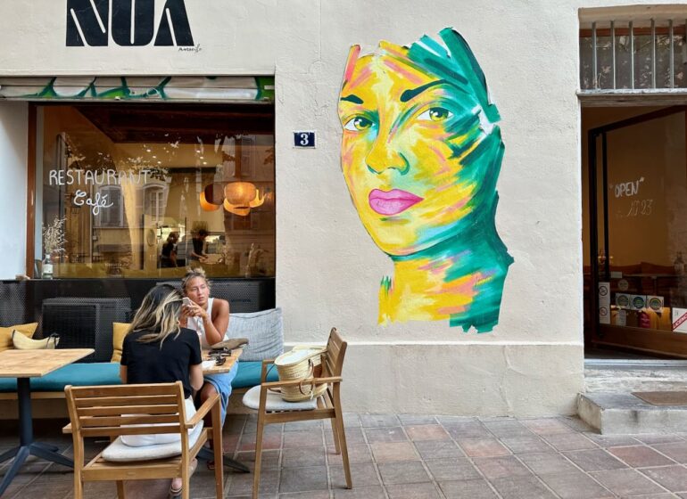 Nua est un restaurant, bar à cocktail et bar à taps dans le quartier du Panier à Marseille. Sa grande terrasse, place de Lorette, est particulièrement appréciée durant les chaudes soirées d'été. (façade)
