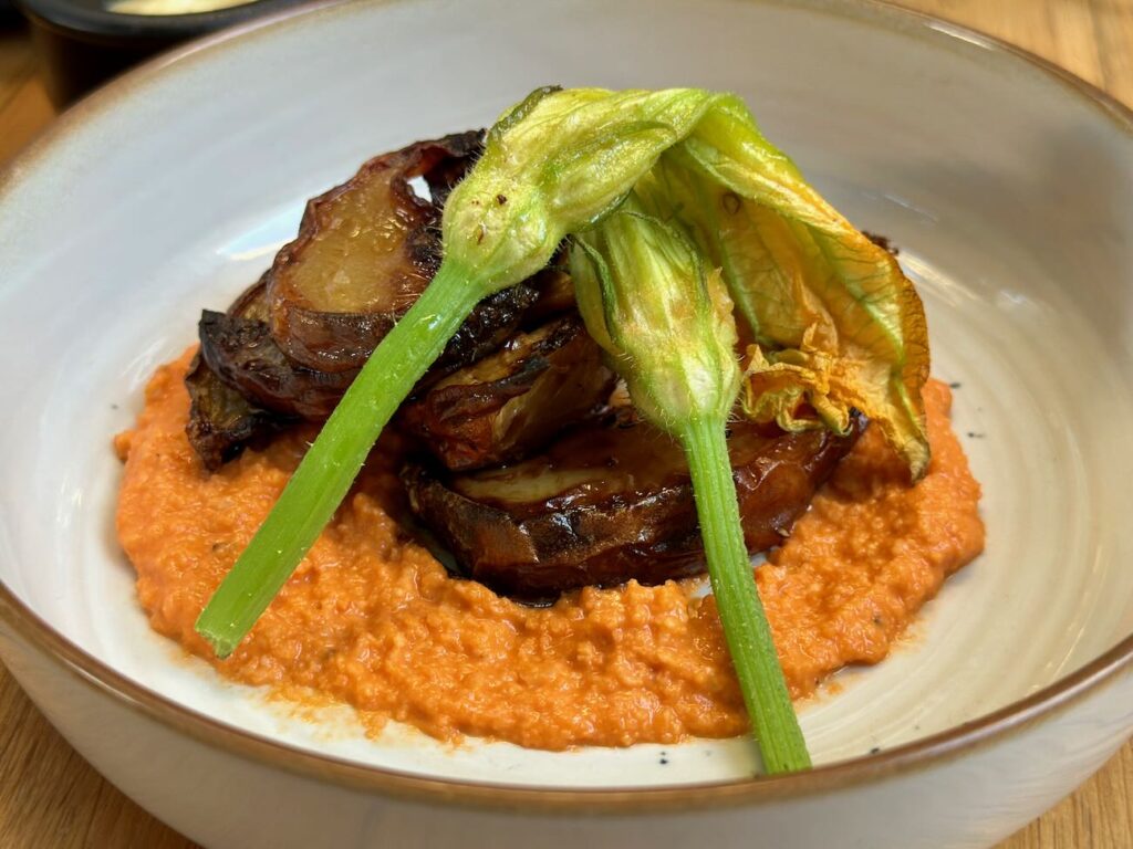 Nua est un restaurant, bar à cocktail et bar à taps dans le quartier du Panier à Marseille. Sa grande terrasse, place de Lorette, est particulièrement appréciée durant les chaudes soirées d'été. (fleurs de courgettes)