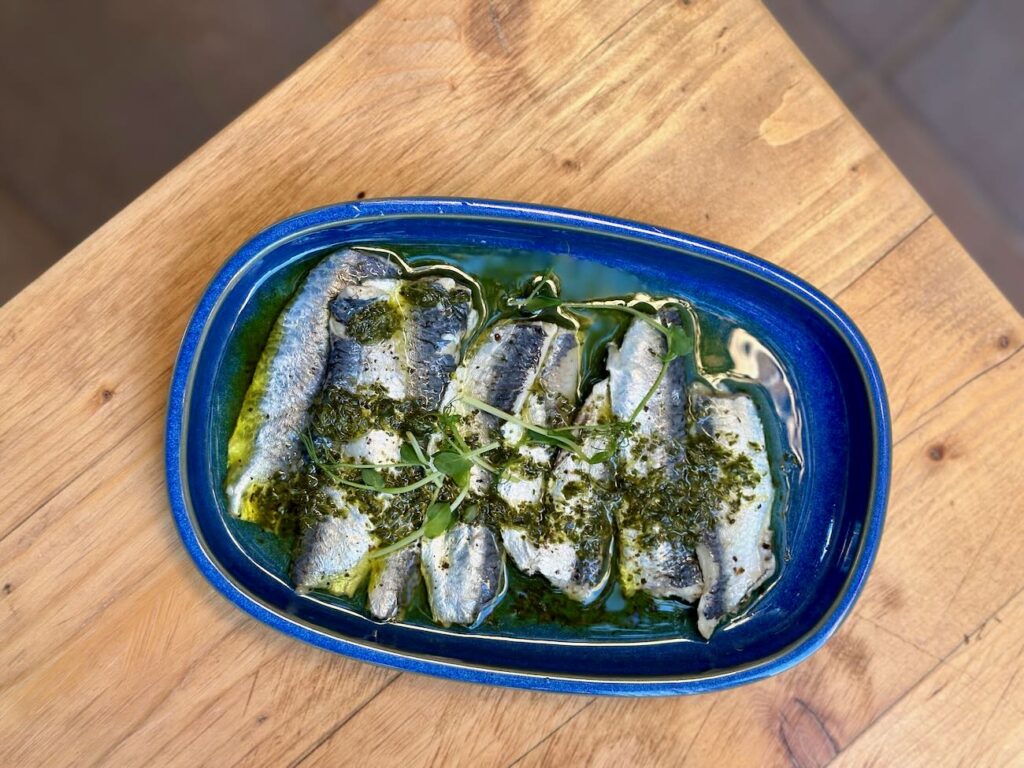 Nua est un restaurant, bar à cocktail et bar à taps dans le quartier du Panier à Marseille. Sa grande terrasse, place de Lorette, est particulièrement appréciée durant les chaudes soirées d'été. (sardines à l'huile)