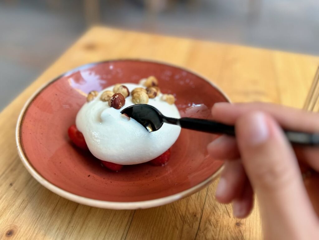 Nua est un restaurant, bar à cocktail et bar à taps dans le quartier du Panier à Marseille. Sa grande terrasse, place de Lorette, est particulièrement appréciée durant les chaudes soirées d'été. (dessert)