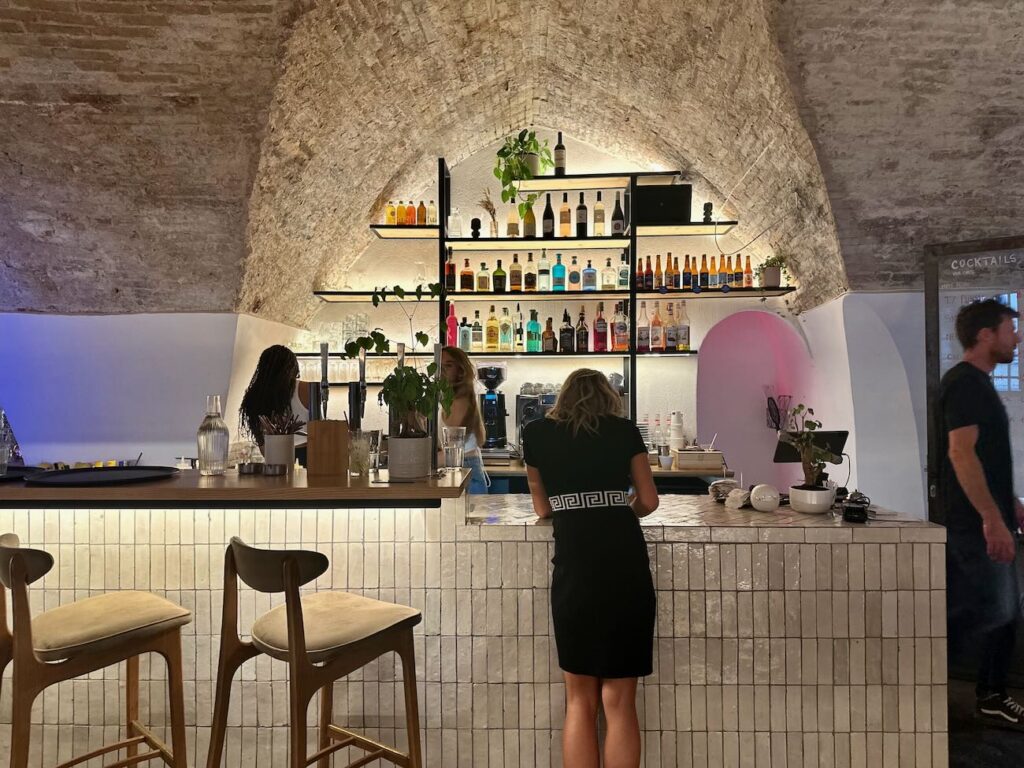 Nua est un restaurant, bar à cocktail et bar à taps dans le quartier du Panier à Marseille. Sa grande terrasse, place de Lorette, est particulièrement appréciée durant les chaudes soirées d'été. (bar à Cocktail)