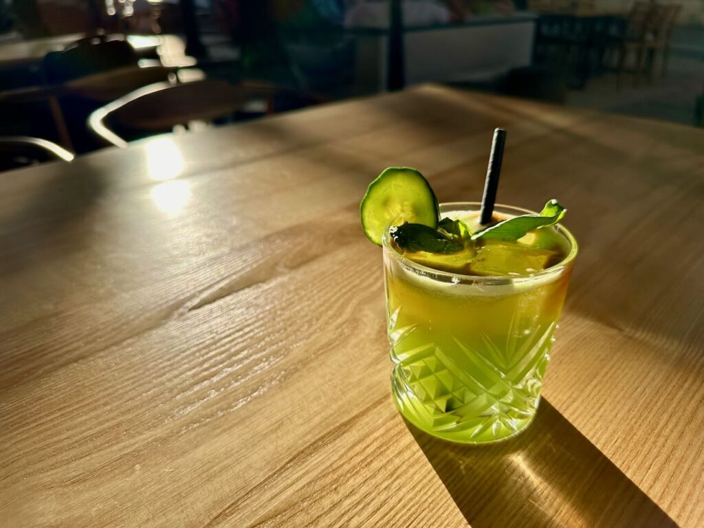 Nua est un restaurant, bar à cocktail et bar à taps dans le quartier du Panier à Marseille. Sa grande terrasse, place de Lorette, est particulièrement appréciée durant les chaudes soirées d'été. (cocktail)