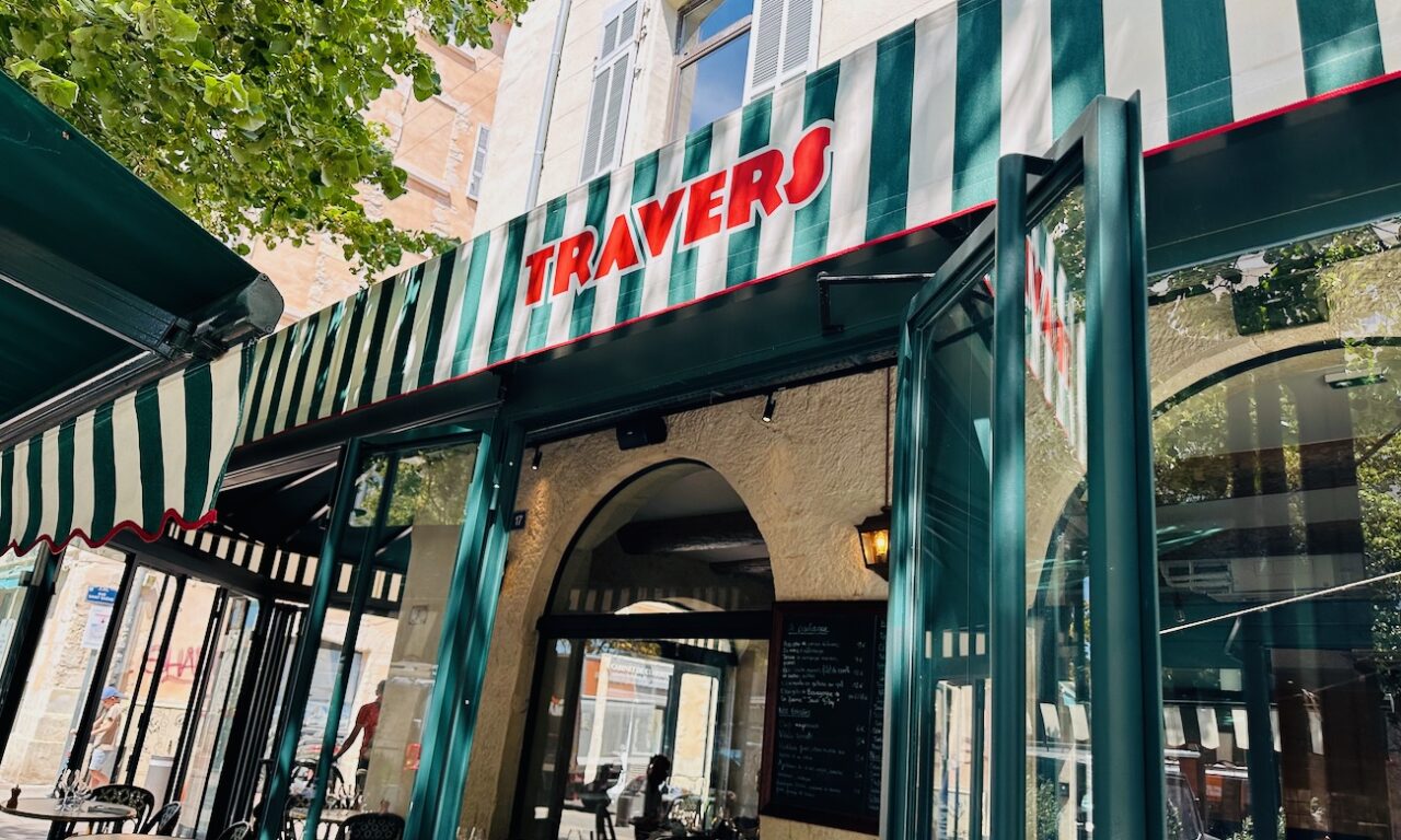 Travers est un restaurant de viande sur la Place aux Huiles à Marseille. (devanture)