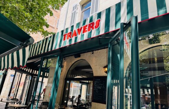 Travers est un restaurant de viande sur la Place aux Huiles à Marseille. (devanture)