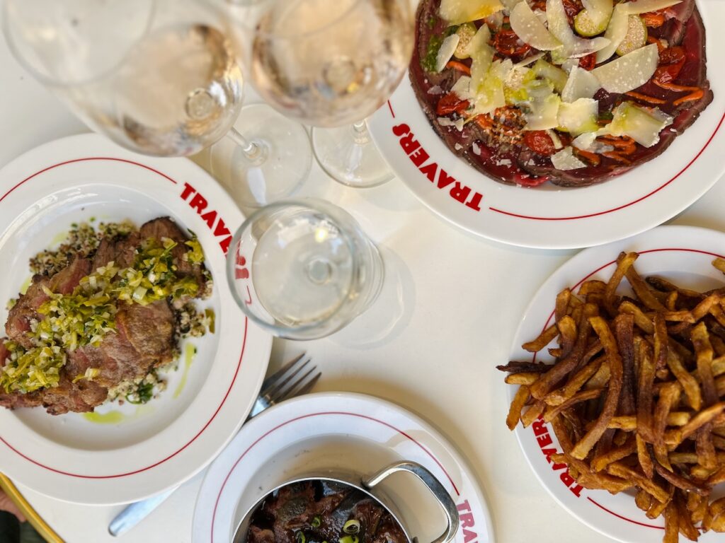 Travers est un restaurant de viande sur la Place aux Huiles à Marseille. (plats)