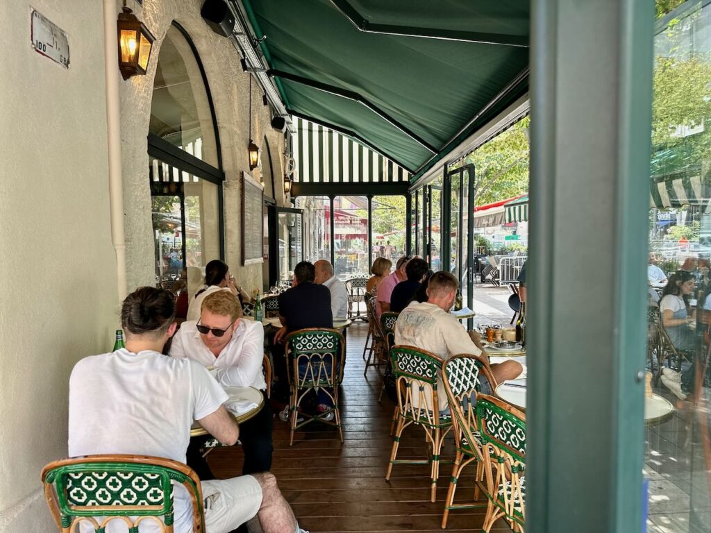 Travers est un restaurant de viande sur la Place aux Huiles à Marseille. (patio)