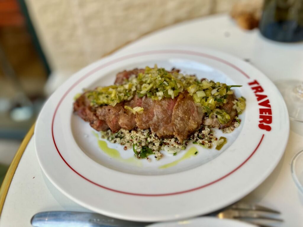 Travers est un restaurant de viande sur la Place aux Huiles à Marseille. (plat du jour)