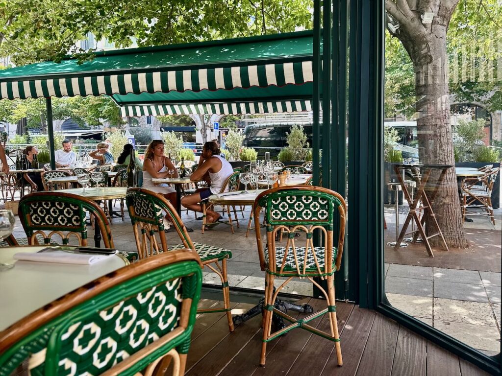 Travers est un restaurant de viande sur la Place aux Huiles à Marseille. (terrasse)