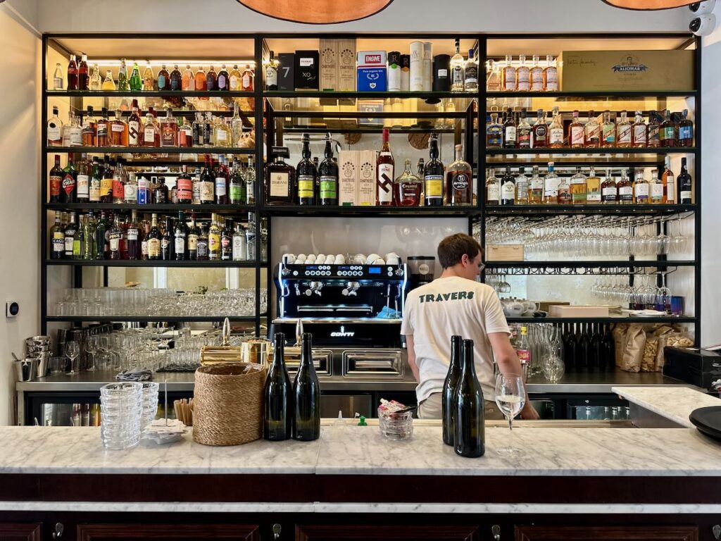 Travers est un restaurant de viande sur la Place aux Huiles à Marseille. (cocktails)