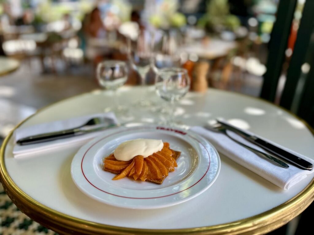 Travers est un restaurant de viande sur la Place aux Huiles à Marseille. (tarte tatins)