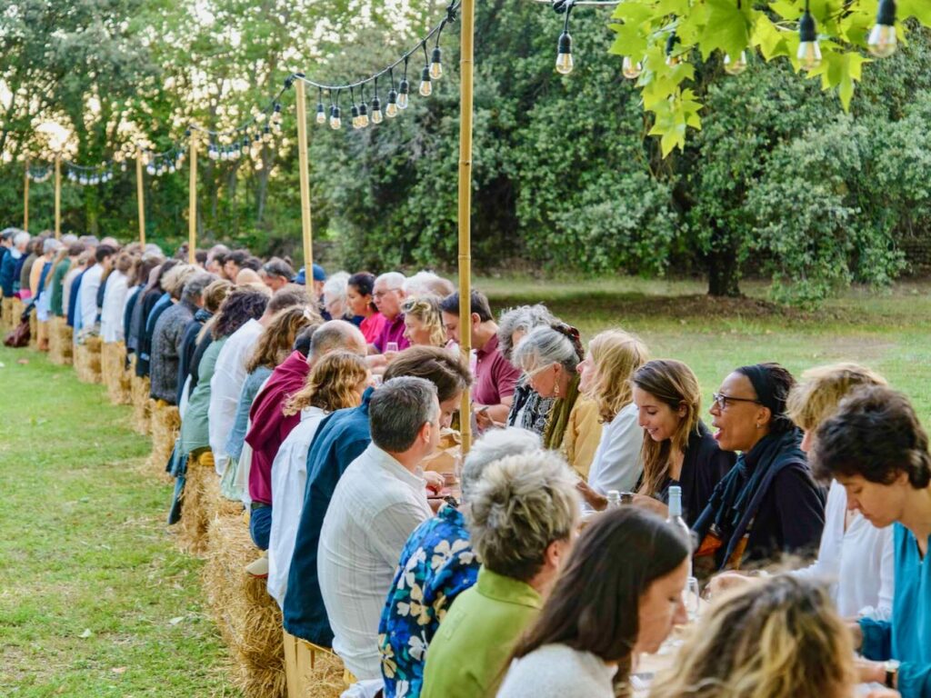 Les Dîners insolites sont des dîners conviviaux organisés dans des lieux exceptionnels de Provence par des chefs locaux de renom. (table à palabres)