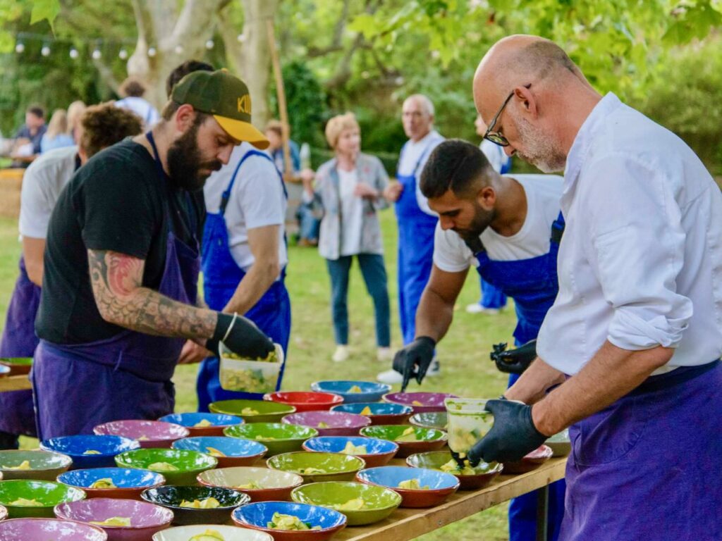 Les Dîners insolites sont des dîners conviviaux organisés dans des lieux exceptionnels de Provence par des chefs locaux de renom.