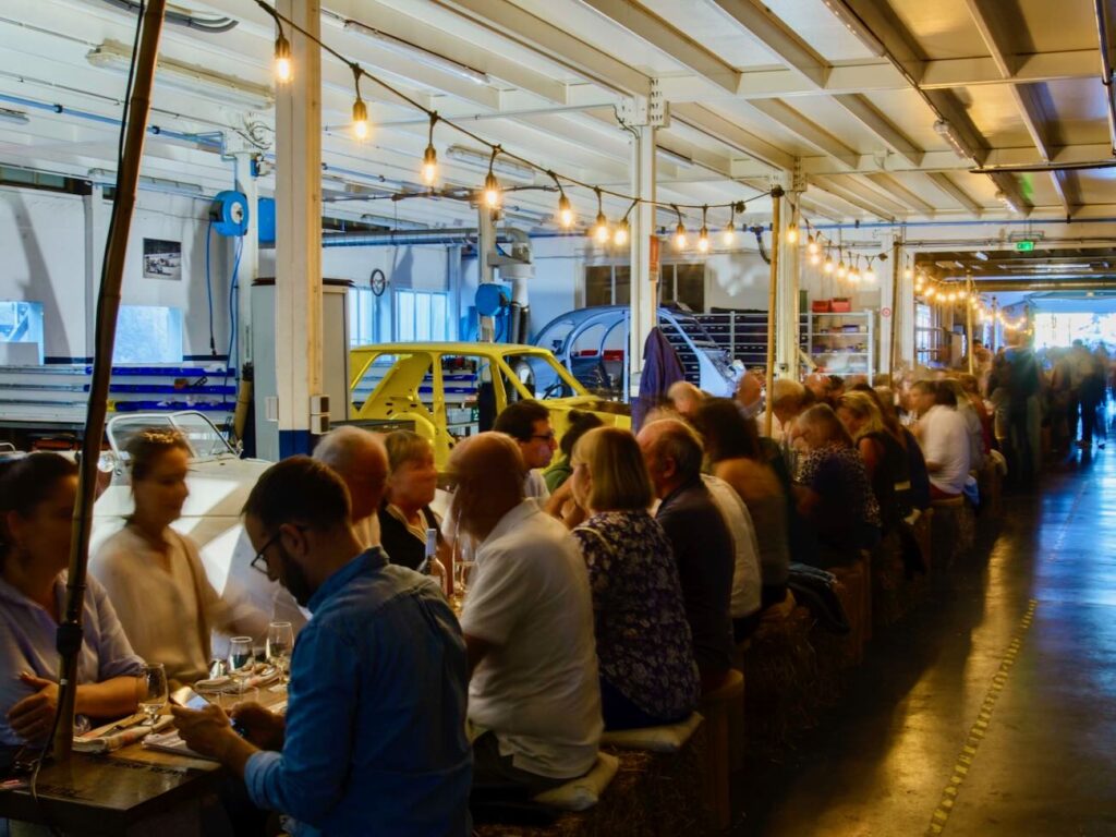 Les Dîners insolites sont des dîners conviviaux organisés dans des lieux exceptionnels de Provence par des chefs locaux de renom. (table)