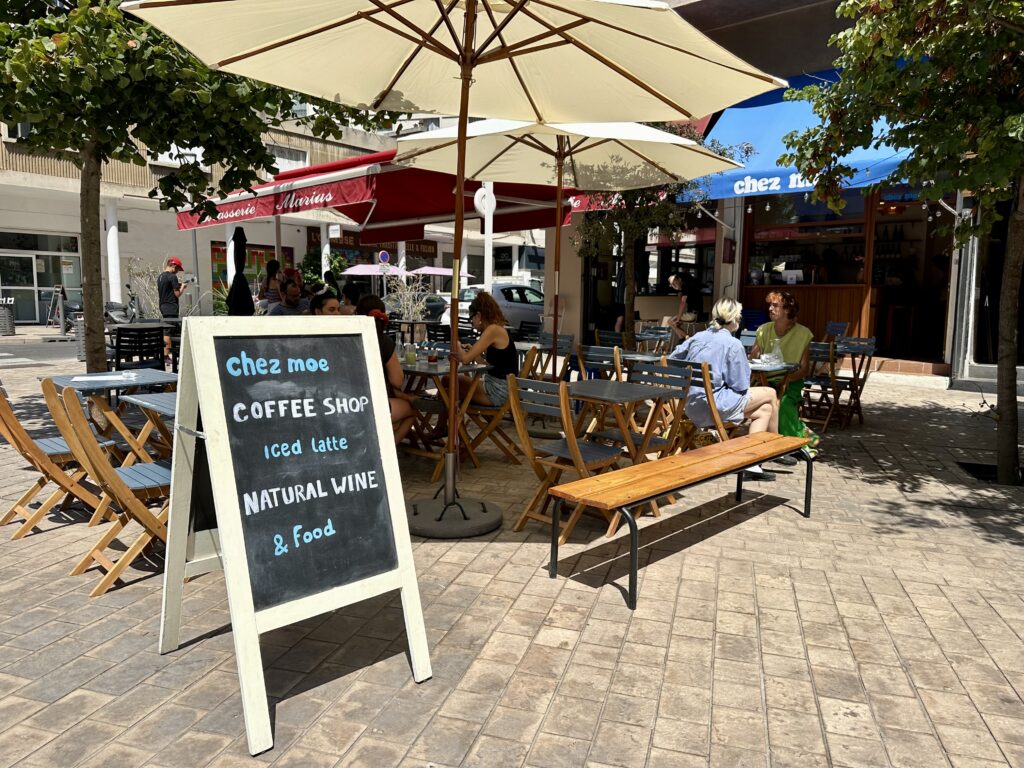 Chez Moe est une cantine et un Coffee shop d'inspiration japonaise dans le quartier du Panier à Marseille. (terrasse)