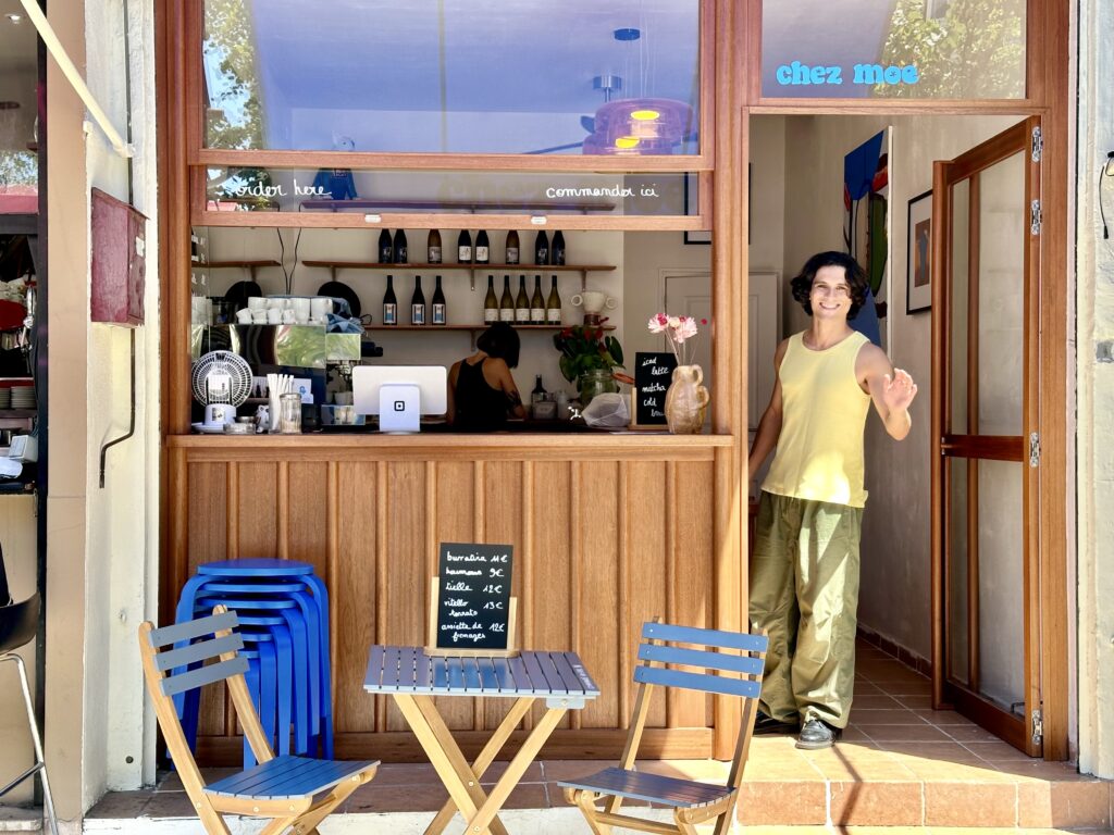 Chez Moe est une cantine et un Coffee shop d'inspiration japonaise dans le quartier du Panier à Marseille. (coucou)