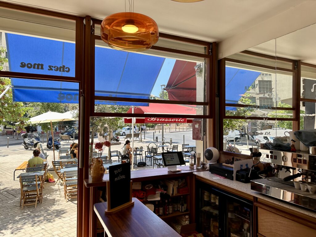 Chez Moe est une cantine et un Coffee shop d'inspiration japonaise dans le quartier du Panier à Marseille. (interieur)