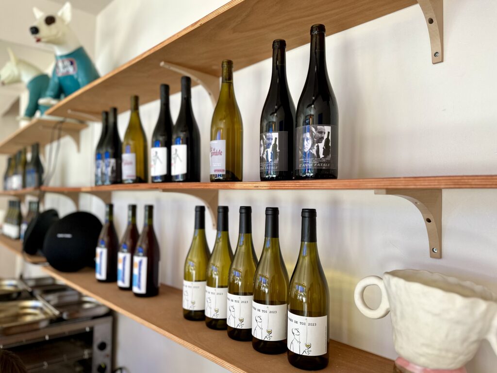 Chez Moe est une cantine et un Coffee shop d'inspiration japonaise dans le quartier du Panier à Marseille. (vins nature)